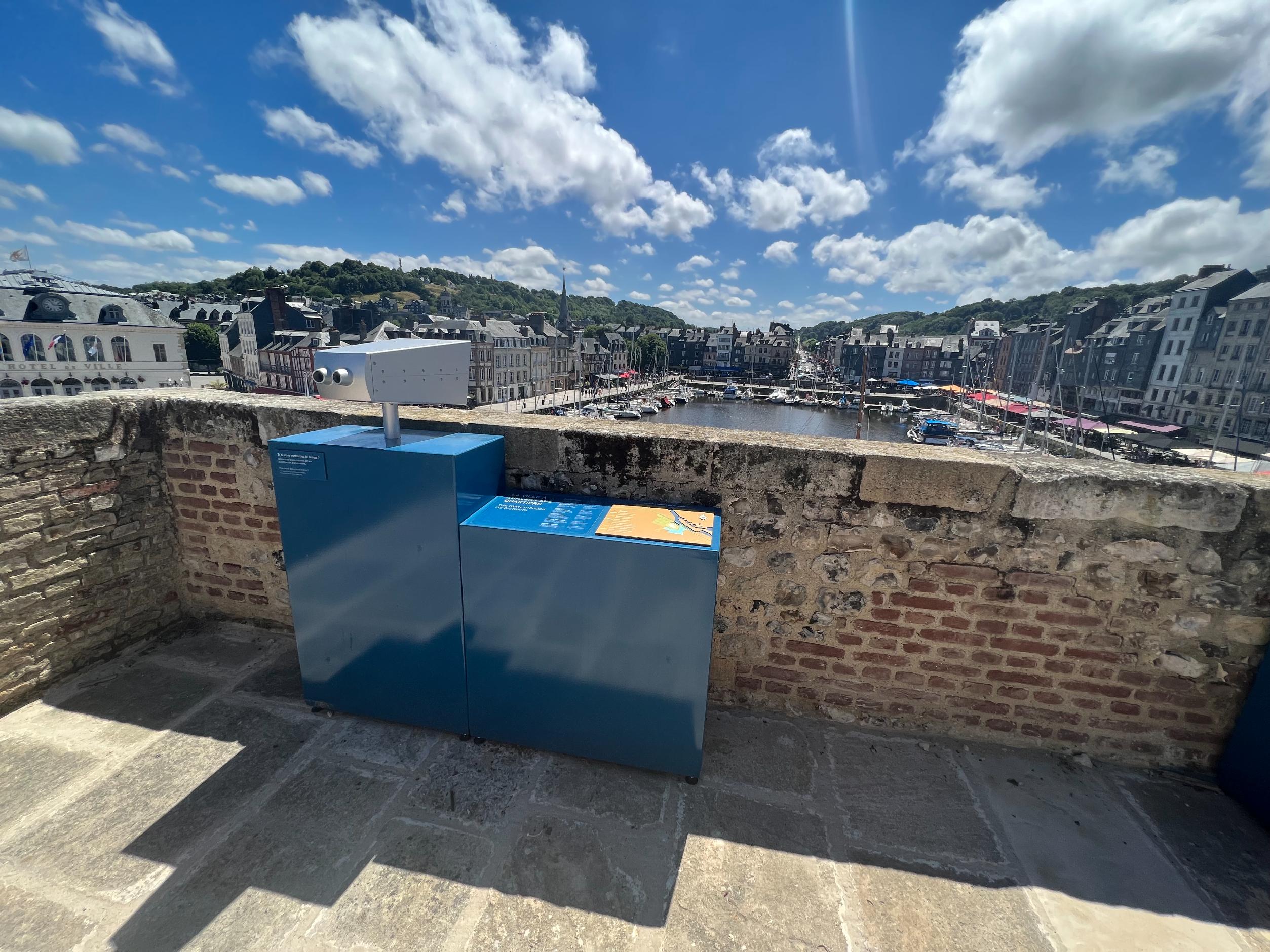 La Lieutenance Honfleur terrasse vue